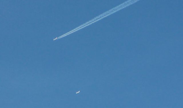 two planes...1 chemtrail