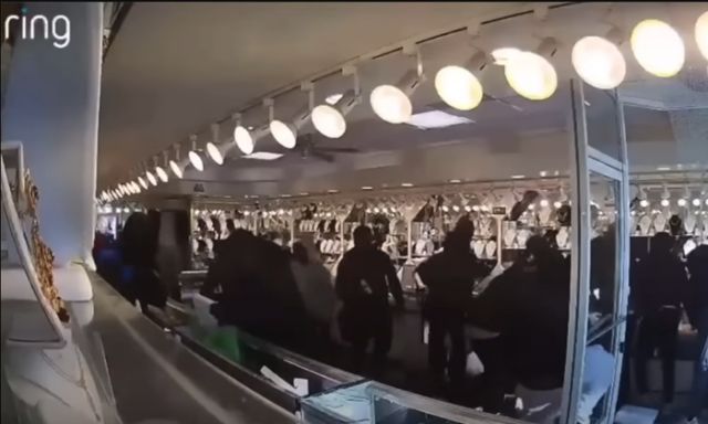 Migrants 'Empty' Entire Shopping Center... Before ICE Deports Them (Video)