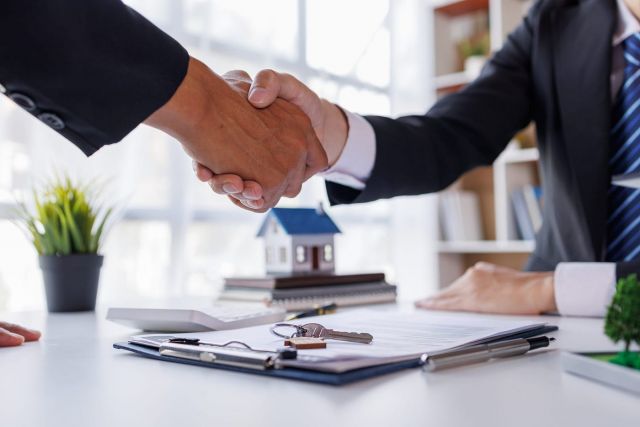 So You Dream of Keys and Closing Deals: Your Guide to Becoming a Real Estate Agent