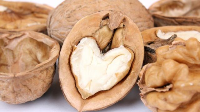 Eat These to Reduce Blood Pressure and Slash Risk of Heart Disease (Video)