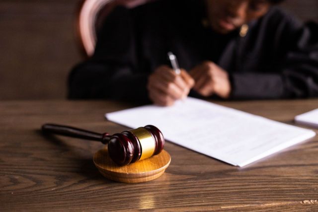 judge-signing-on-the-papers(